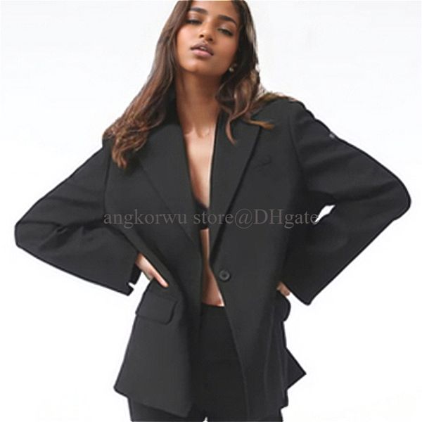 A stylish oversized women's blazer with classic lapels, flap pockets, and long sleeves for a casual yet elegant look