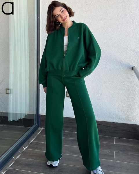 A stylish women's 3D fashion set featuring a solid-color zippered sweater and matching trousers for autumn/winter wear
