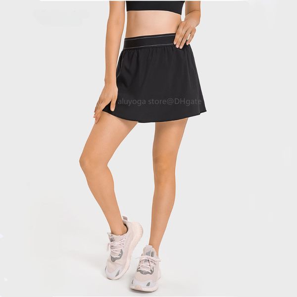 A stylish yoga skirt for tennis, featuring anti-glare fabric, quick-dry breathability, and a varsity mini design, perfect for sports and weekend jogging
