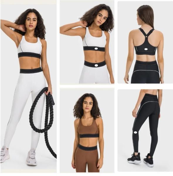 Adjustable shoulder strap sports bra with matching elastic waist yoga pants for women's activewear sets