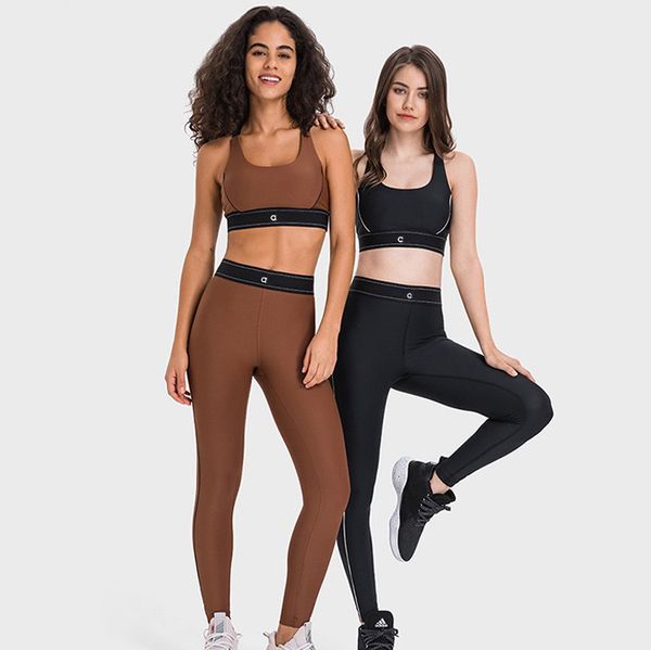 Adjustable shoulder strap sports bra with matching elastic waist yoga pants for women's activewear sets