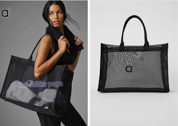 Fashionable tote bag for fitness and yoga with spacious design, ideal for gym or short trips