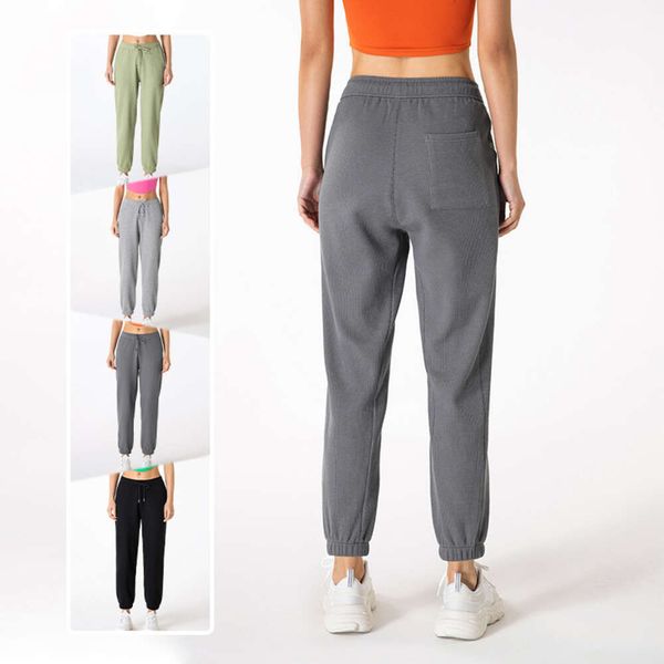High-elasticity waffle fabric yoga pants for women, perfect for training, casual wear, or jogging with a loose, comfortable fit