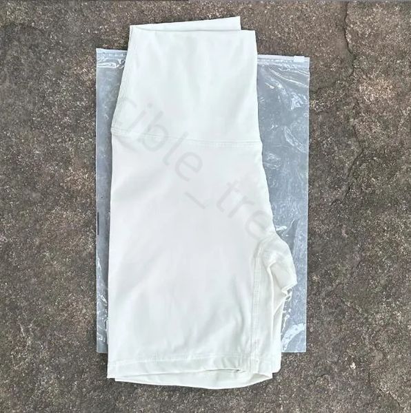 High-waisted yoga shorts with 4-point design, made of breathable spandex for quick drying during workouts, offering a slim fit without visible panty lines