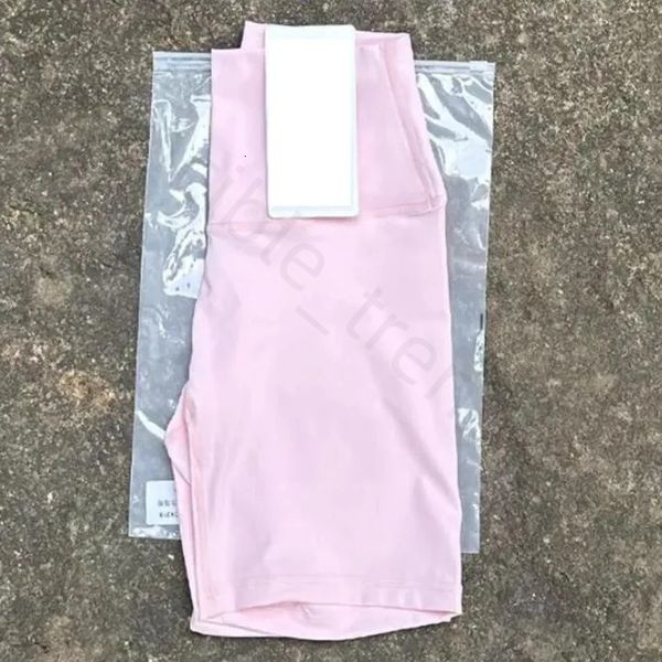 High-waisted yoga shorts with a 4-point design, made of spandex for a slim fit, quick-drying and breathable, ideal for fitness and running without T-line exposure