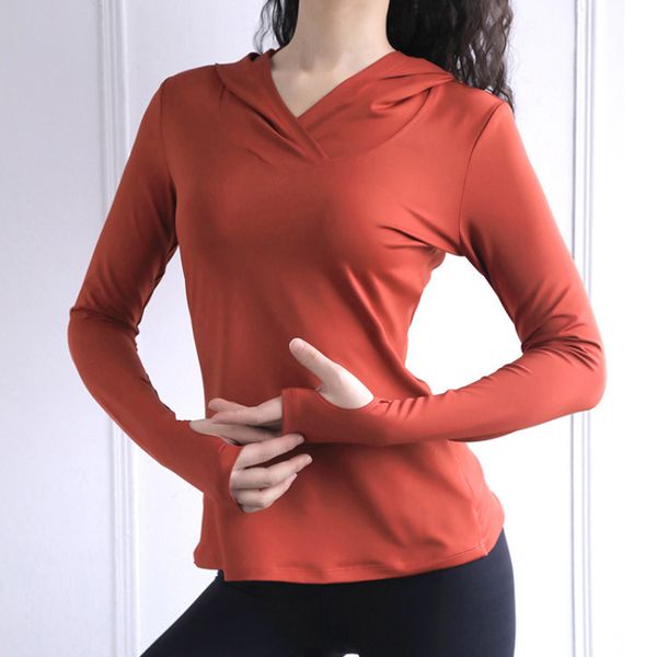 New peach-colored heart-print hoodie for women, quick-dry sports top with long sleeves and thumb loops, ideal for yoga and winter workouts