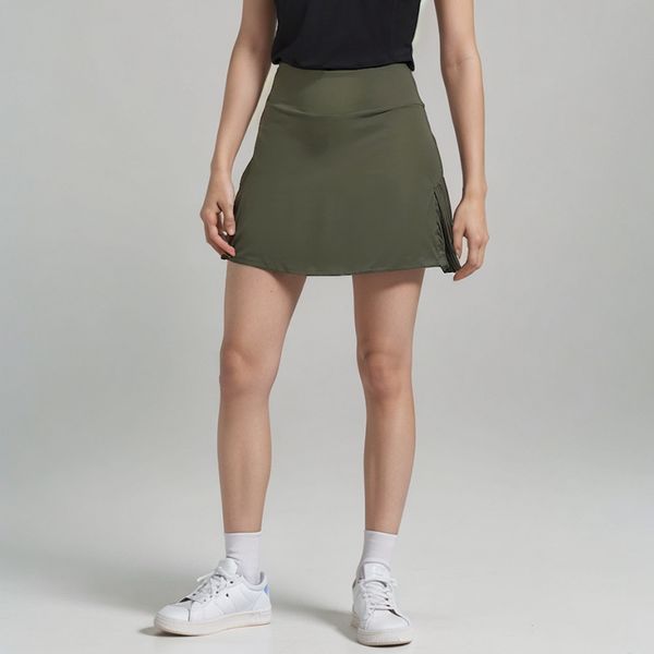 Pleated sports skirt for women with built-in shorts, ideal for yoga, tennis, golf, and workouts, designed to prevent exposure