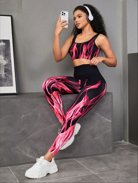 Seamless workout set for women featuring push-up leggings and a crop top, perfect for yoga and sports