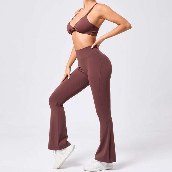 Sporty bra with flared leggings for women's 2024 gym and yoga wear, active outfit by Fiess Clothing Ollo