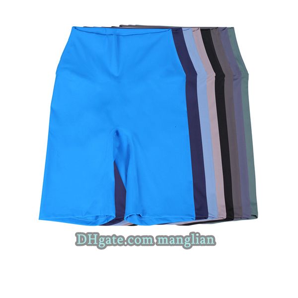 Women's high-stretch yoga shorts with sculpting fit, featuring flatlock seams for stylish comfort during Pilates or yoga