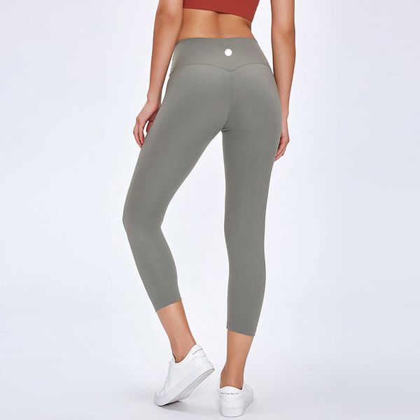 Yoga pants for women with cropped length, push-up design, high waist, and elastic fabric for comfortable fitness workouts