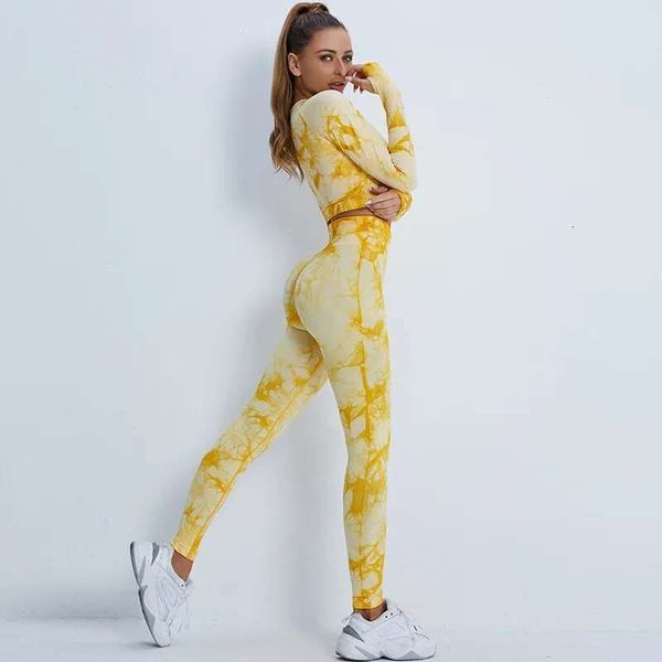 Yoga tie-dye activewear set featuring a long-sleeve top and leggings for seamless workouts and gym sessions